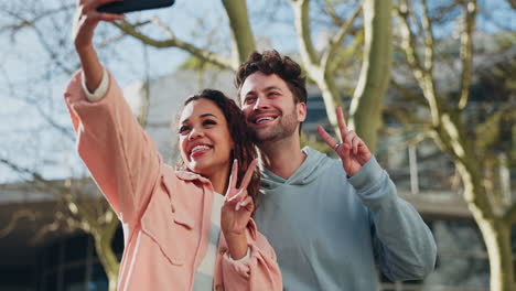 Selfie,-Signo-De-La-Paz-Y-Beso-Con-Una-Pareja