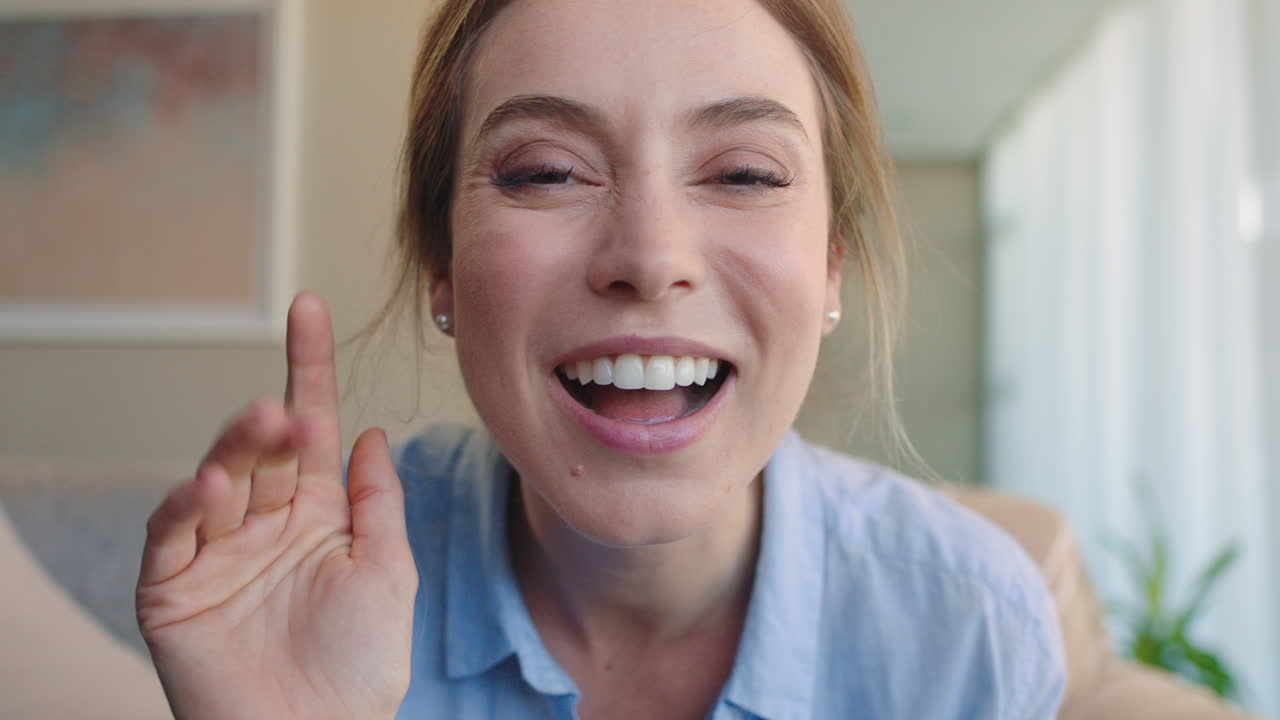 mujer feliz teniendo video chat usando cámara web en casa saludando al bebé madre emocionada haciendo caras lindas disfrutando de la conexión en línea en pantalla horizontal