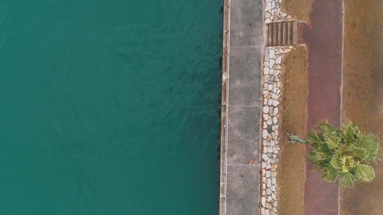 Vista aerea di un molo e della costa