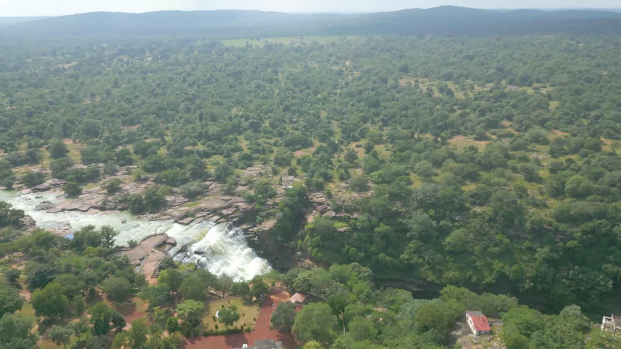 cascada rajdari devdari y la presa latif shah y el lago chandraprabha vista aérea