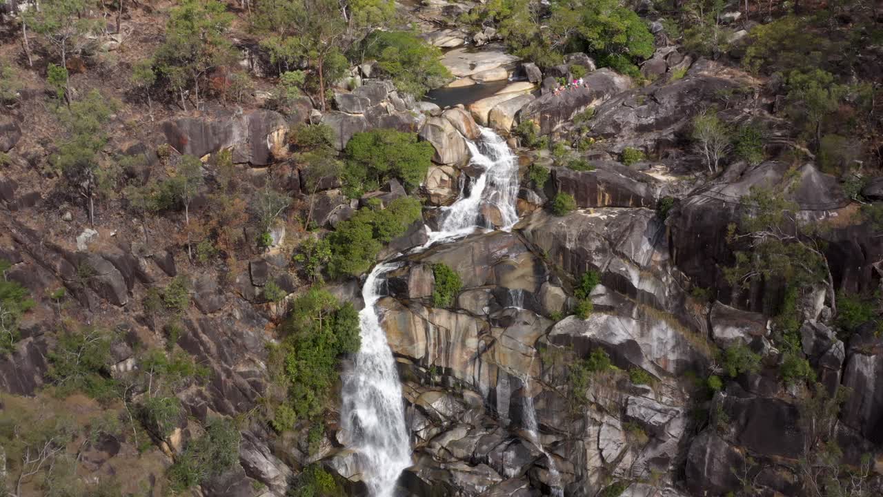 davies creek falls cascada hacia atrás antena cerca de mareeba, queensland, australia