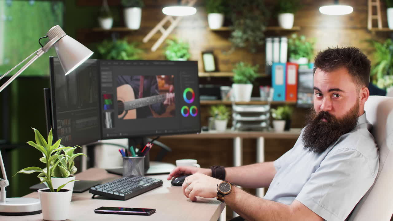 hombre trabajando en la computadora en el escritorio