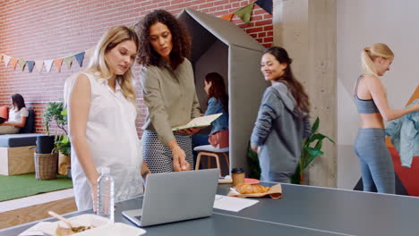 mujeres en un entorno de oficina moderno
