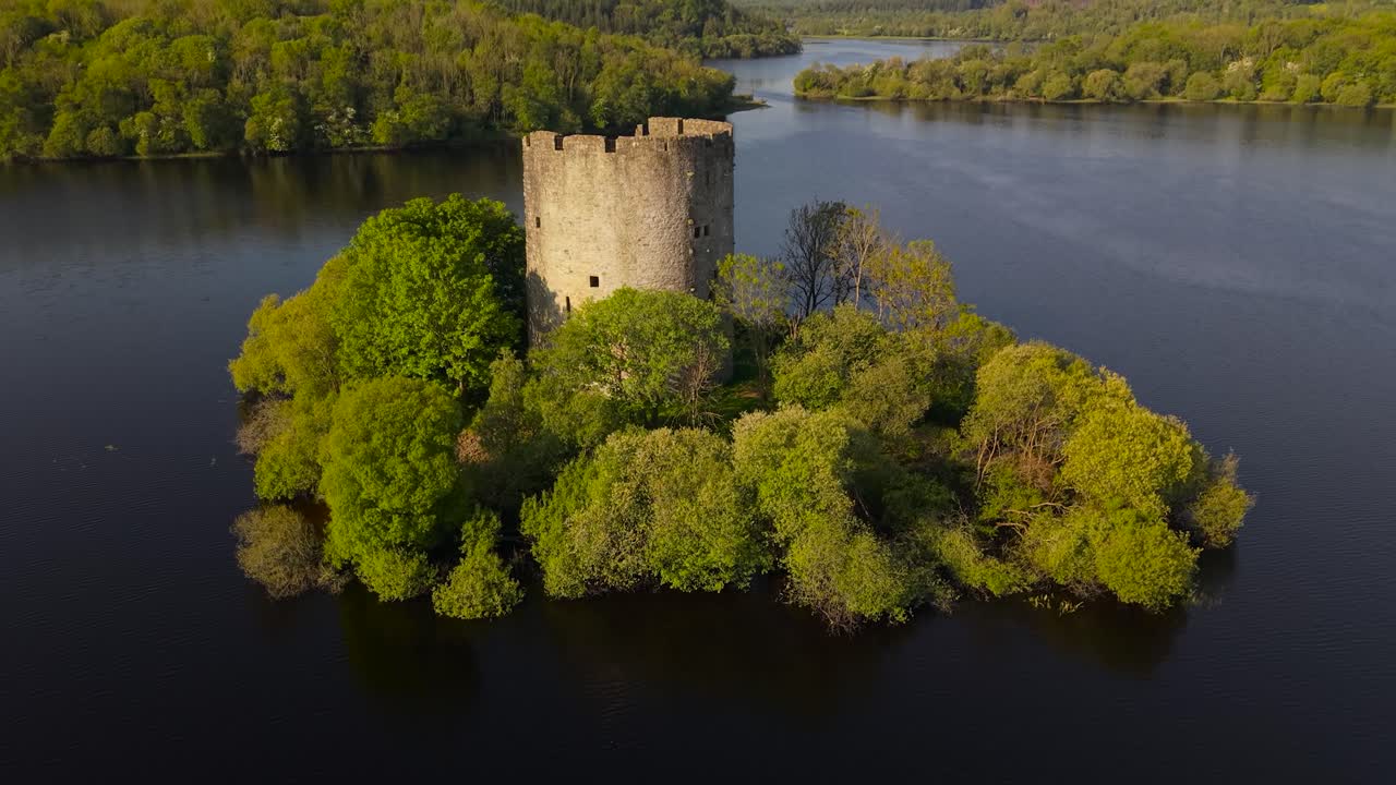 Castello di Cloughoughter su una piccola isola nel Lough Oughter, Contea di Cavan, Irlanda