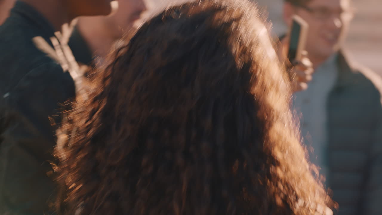 다양한 친구들이 함께 춤을 추며 일몰 때 옥상 파티를 즐기고 주말 축하 행사에서 술을 마시며 즐거운 시간을 보냅니다