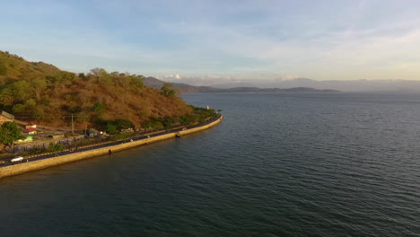 vista aérea de la costa bima una ciudad en la costa este de la isla de sumbawa en la provincia de indonesia central oeste de nusa tenggara