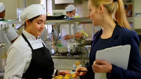 gerente femenina y cocineras interactuando entre sí 4k
