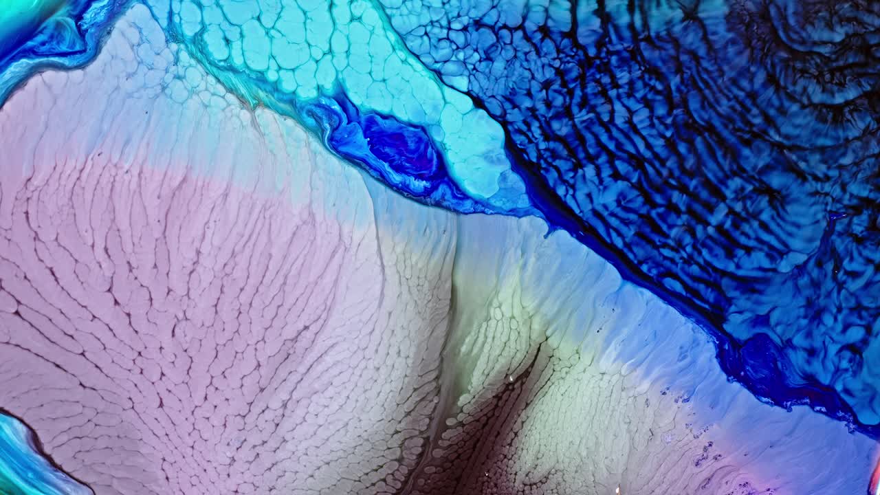primer plano abstracto de patrones de tinta azul y blanca girando en el agua, con una textura fluida y orgánica, que se asemeja a una vista aérea natural