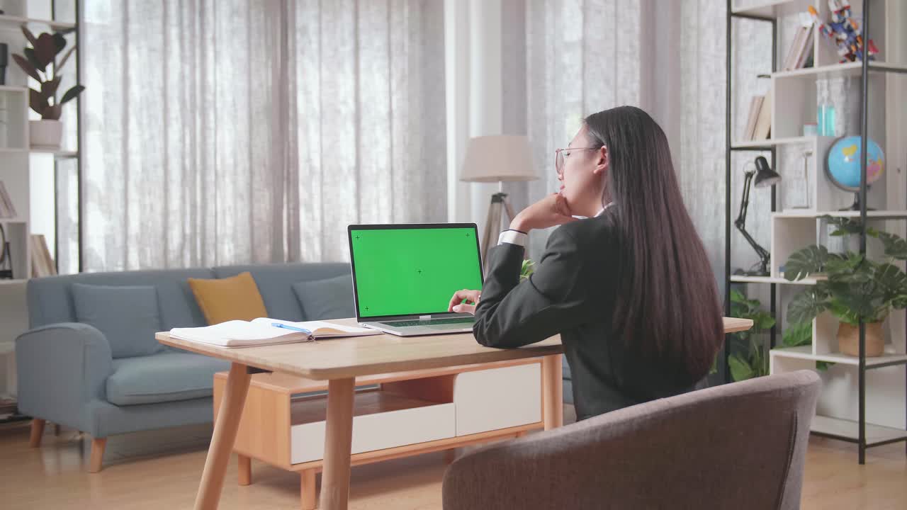 가정에서 일하는 여자