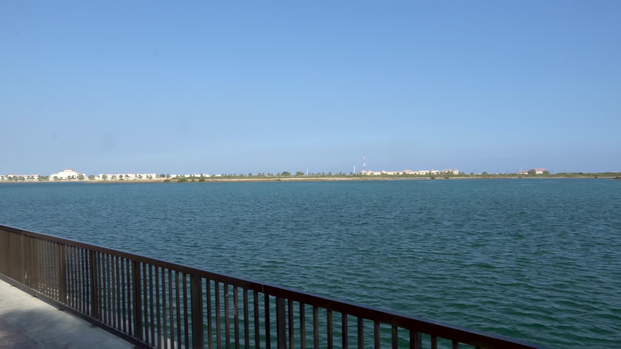 아랍에미리트 (uae) 의 샤르자 (sharjah) 에 있는 카르카 코르니치 (kharka corniche) 는 도시 근처의 오만 만을 따라 걸어가는 아름다운 날입니다.