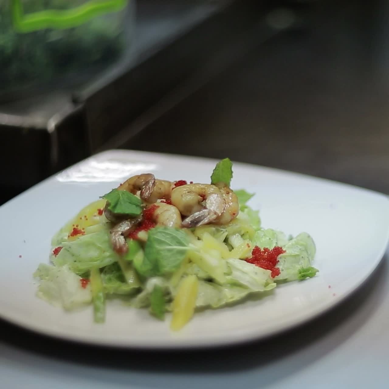 plato de ensalada fresca con camarones