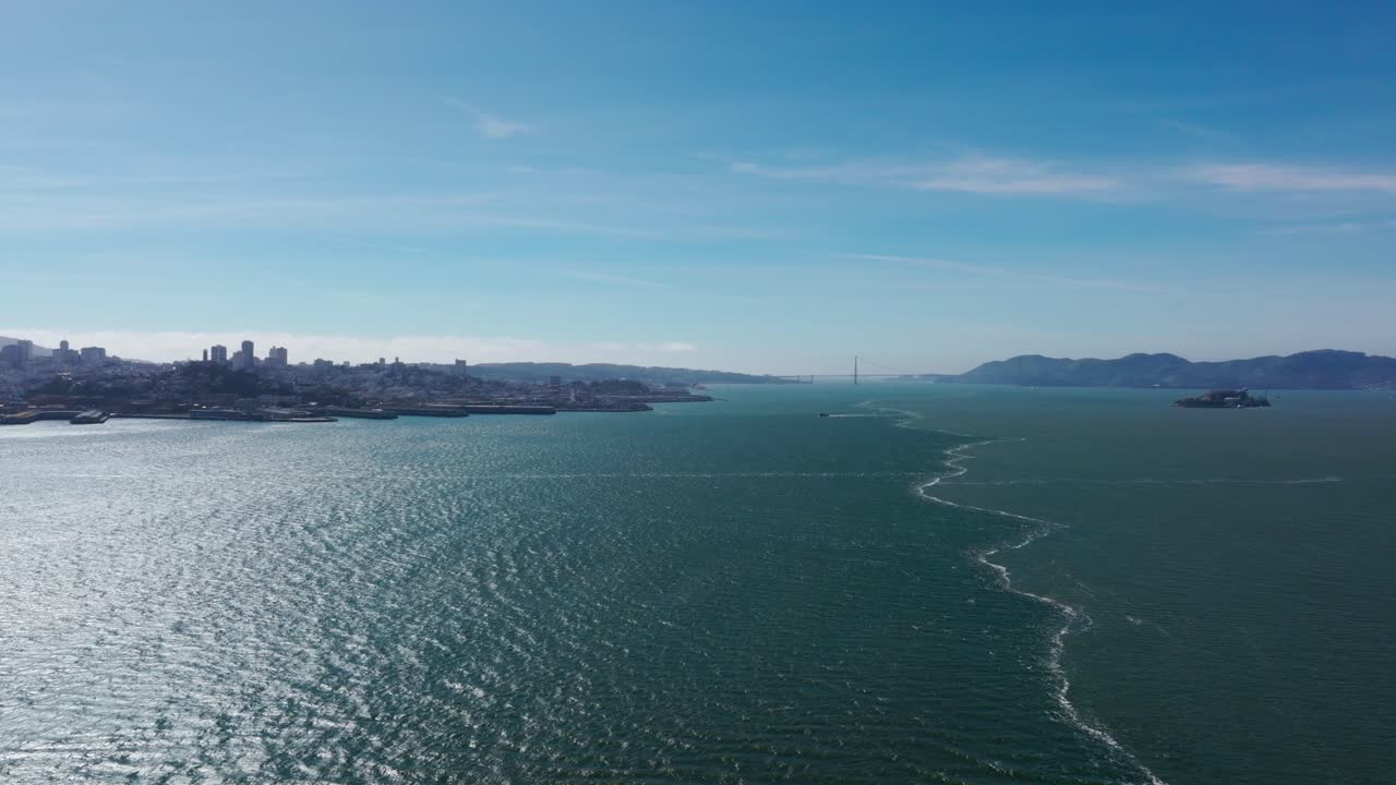 은 날에 샌프란시스코 만의 드론 공중 풍경