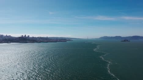 Vista-Aérea-De-Drones-De-La-Bahía-De-San-Francisco-En-Un-Día-Soleado