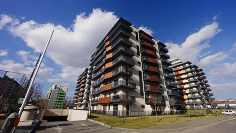 toma en gran angular de un complejo de apartamentos de lujo, exteriores de edificios de diseño residencial, en un día soleado