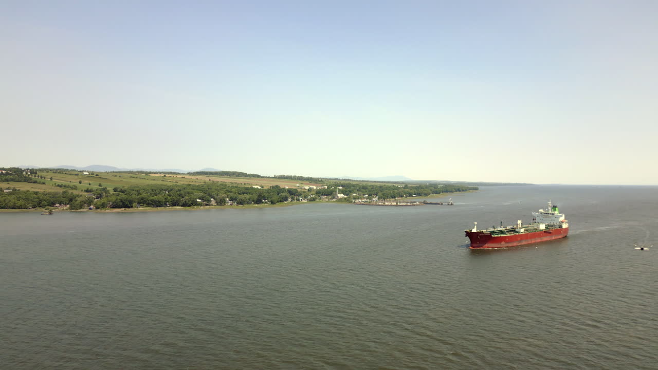 это воздушное видео берет вас на полет над спокойными водами сент-