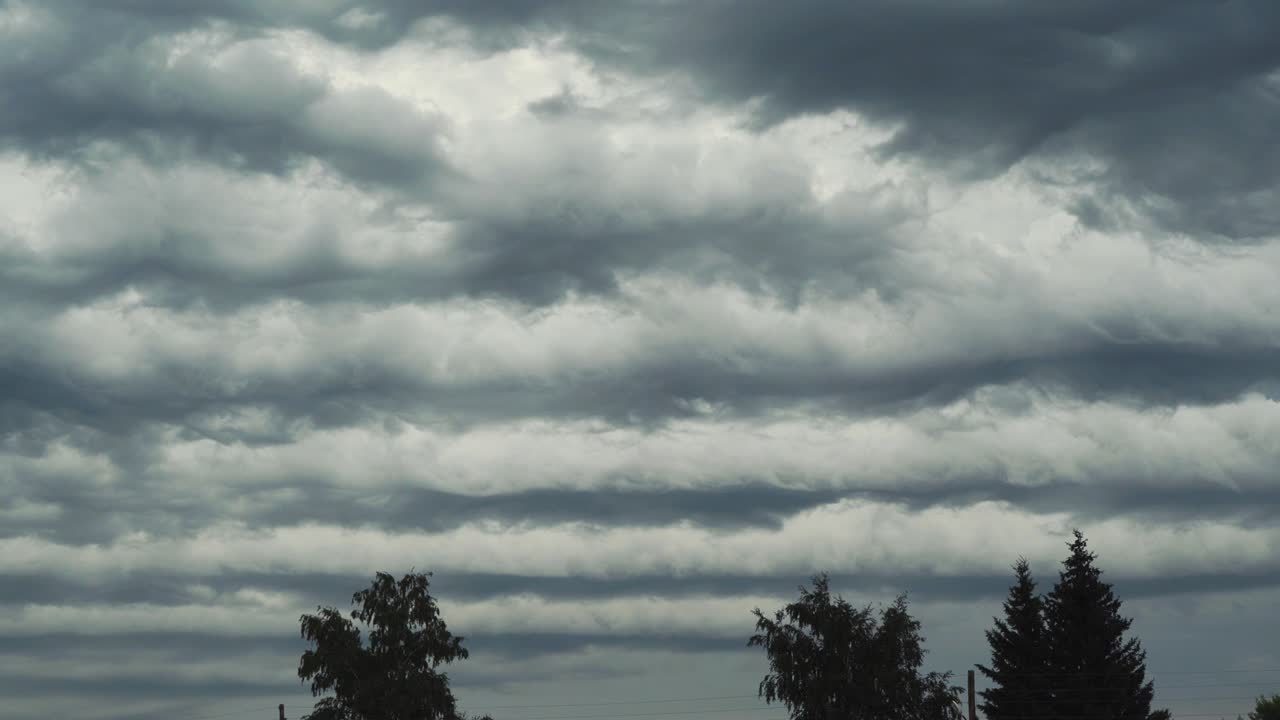 가을 하늘에서 파도 형태의 구름