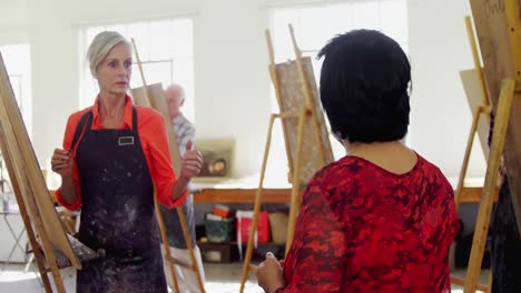 profesor de dibujo interactuando con artistas 4k