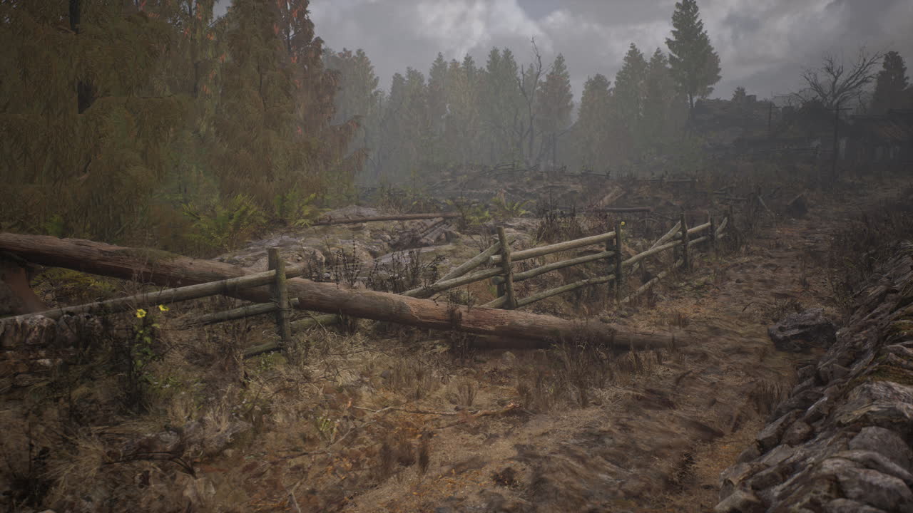 una vieja valla de madera con un campo de campo detrás de ella