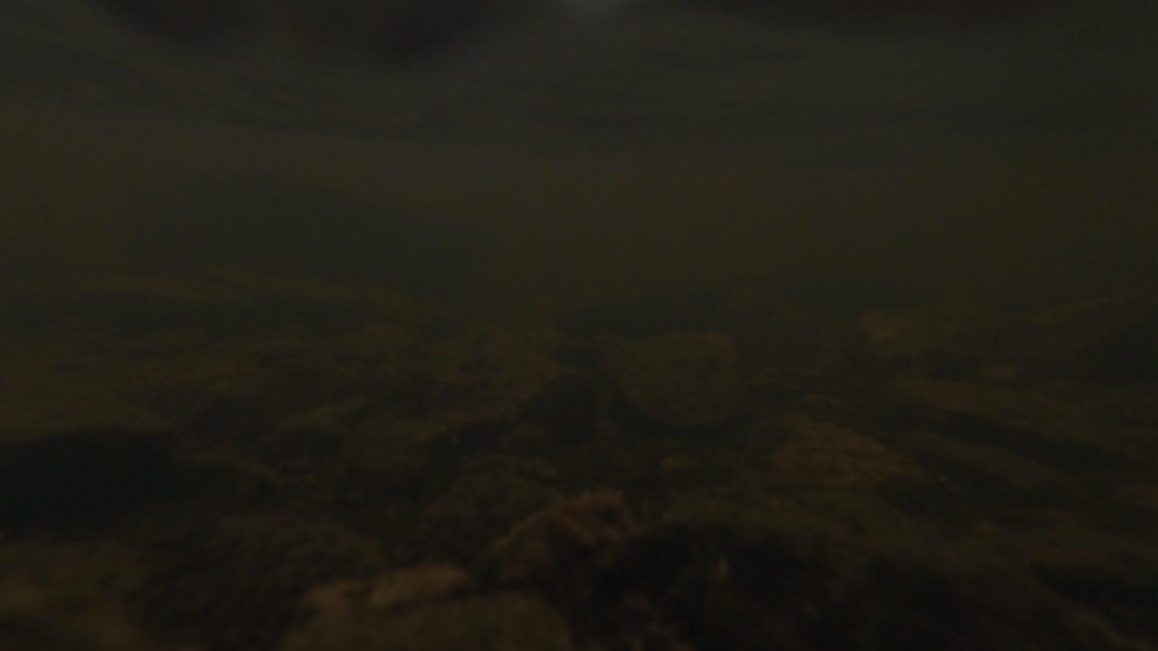 agua nublada bajo el agua en whernside, north yorkshire, reino unido