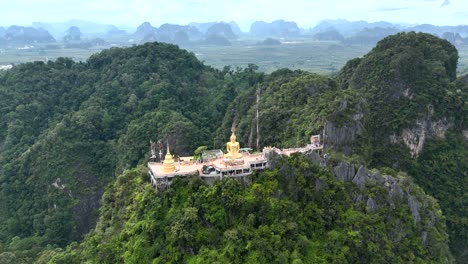 vuelo de avión no tripulado hacia atrás desde el templo de la cueva del tigre, wat tham suea en tailandia