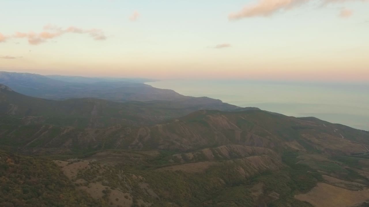 vista aérea de las montañas y la costa al atardecer