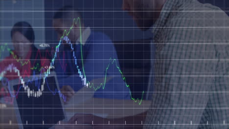 Animación-Del-Procesamiento-De-Datos-Financieros-Contra-El-Retrato-De-Un-Hombre-Caucásico-Usando-Una-Computadora-Portátil-En-La-Oficina