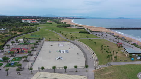 Skatepark-Am-Strand-In-Anglet,-Luftaufnahme,-Frankreich,-Nördliches-Baskenland