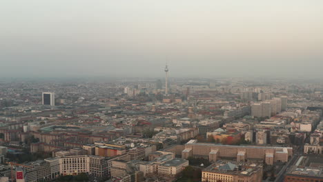 Imágenes-Panorámicas-Aéreas-Descendentes-De-La-Ciudad.-Torre-De-Televisión-Fernsehturm-Alta-Dominante-Y-Edificios-En-Los-Vecindarios-Alrededor.-Berlín,-Alemania