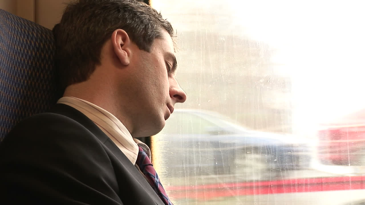 hombre de negocios trabajando en un tren