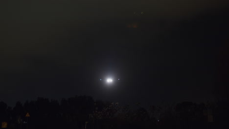 avión aterrizando en la noche