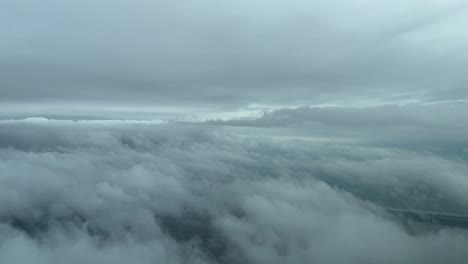 vista de cabina volando a través de capas de nubes en un frío día de invierno