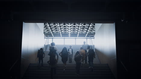 Gruppenschüler,-Die-Nach-Oben-Rennen,-Gehen-An-Einem-Jungen-Vorbei,-Der-In-Die-Entgegengesetzte-Richtung-Geht.-Einsamkeit