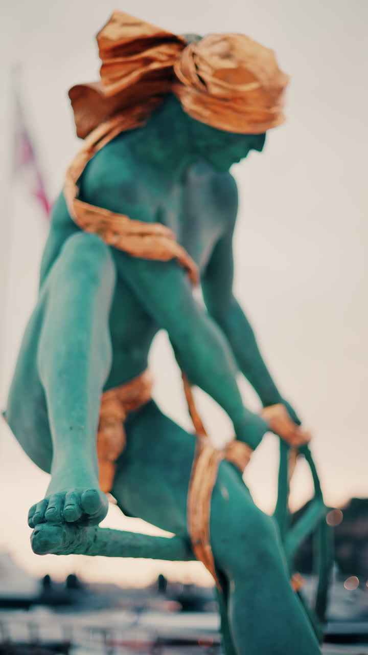 Monte Carlo, Monaco – 4. november 2024: Ulysses-skulptur af Anna Chramy i Port de Monaco. Lodret