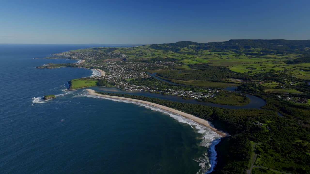 미스틱스  서핑 브레이크 킬라리아 미나무라 해변, 일라와라 주립 공원, 항공 드론 하버, 울롱롱, 오스트레일리아, nsw, 시드니, 사우스 코스트,  코브 스택, 랭곤 섬, 선니 블루스키 서클