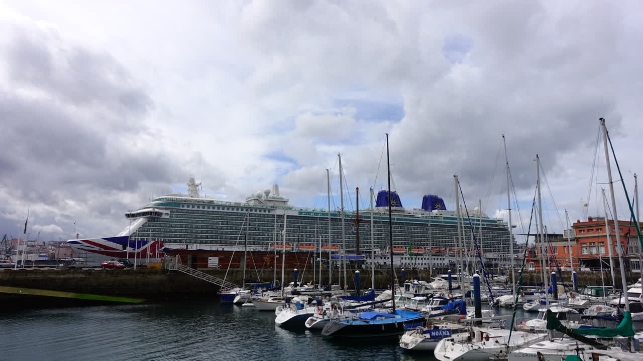 Krydstogtskibet og yachter i havnen. Tidsforløb. Krydstogtskibet Britannia. La Coruña, den store by i det nordvestlige Spanien, feriestedet og havnen. Tidsforløb.