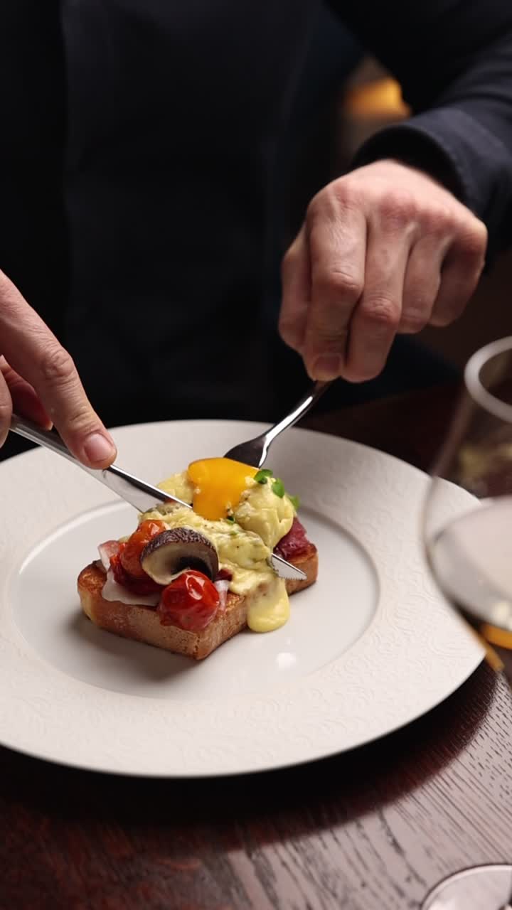 Tagliare un uovo in camicia con tuorlo morbido su toast gourmet