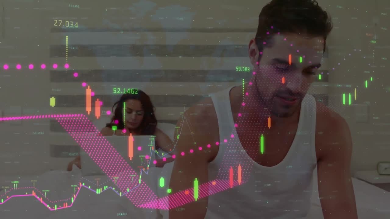 animación del procesamiento de datos financieros sobre una pareja caucásica usando dispositivos electrónicos en la cama
