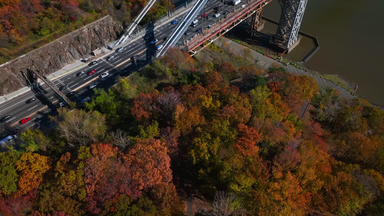 un ángulo alto, vista aérea sobre árboles coloridos en un parque en fort lee nj en un día soleado en otoño