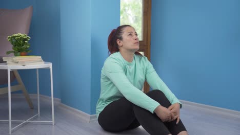 estresante y tenso sentado junto a la pared.