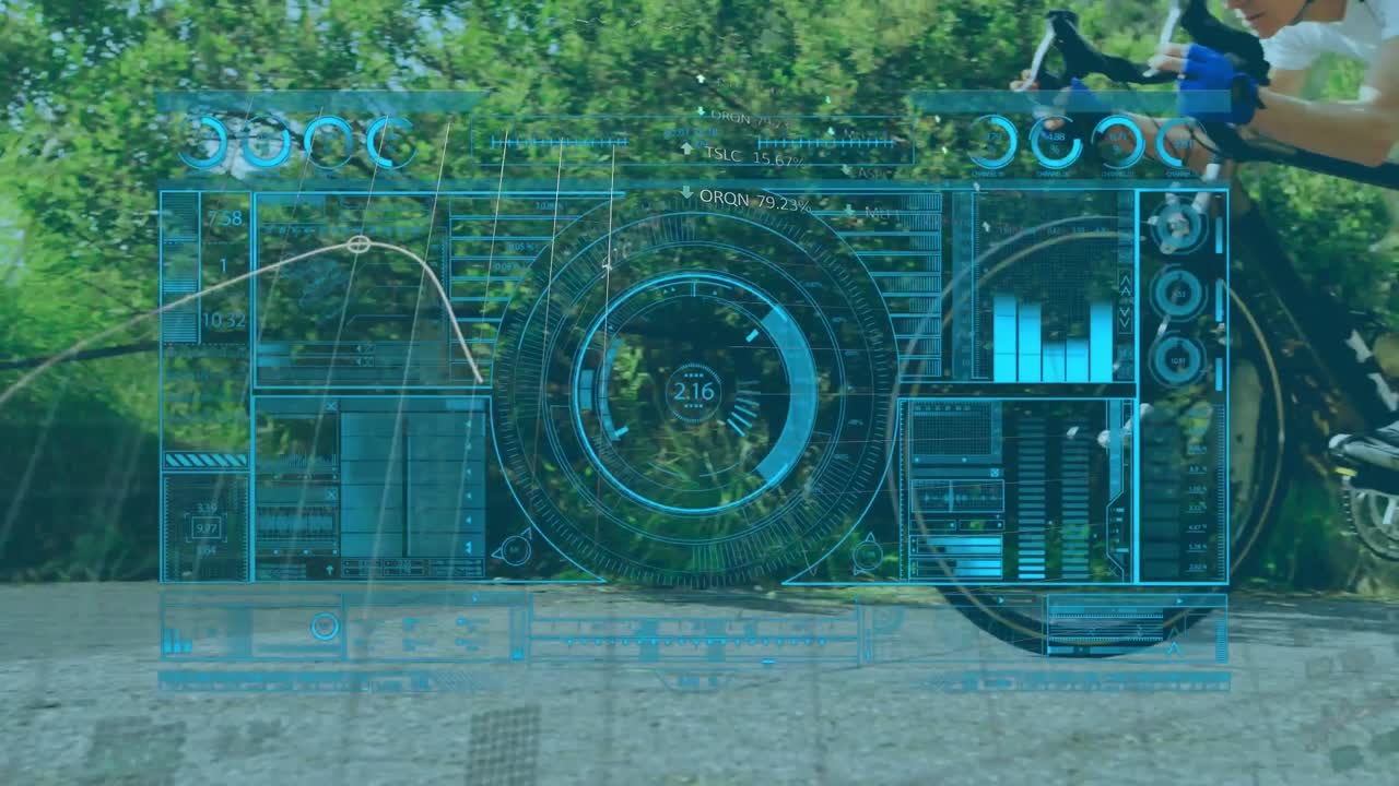 animación del procesamiento de datos sobre una mujer caucásica montando en bicicleta