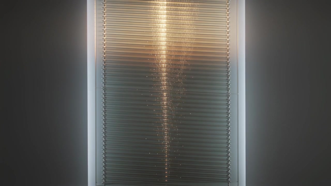 Sole che si sposta causando una finestra con veneziane chiuse che forma una stretta striscia scintillante in una piccola stanza