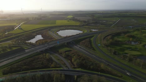 Luftneigung-Nach-Unten-über-Der-Autobahn-In-Middelburg-Bei-Sonnenuntergang,-Zeeland,-Niederlande