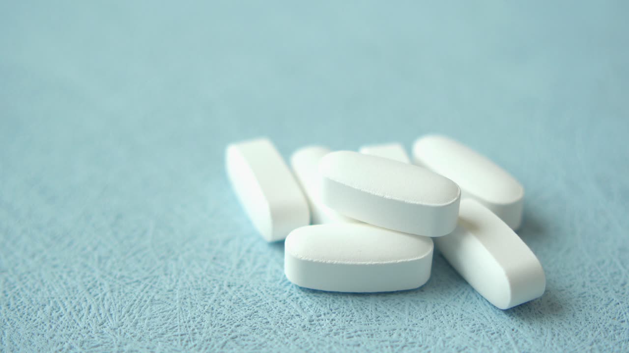 밝은 파란색 표면에 색 알약