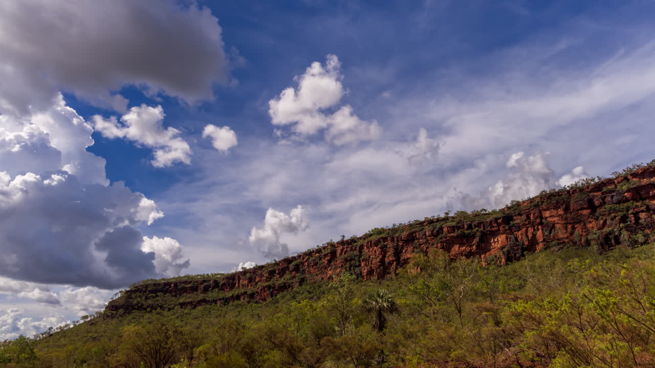 lapso de tiempo de nubes moviéndose a través de las cimas de las montañas en el territorio del norte, a media tarde