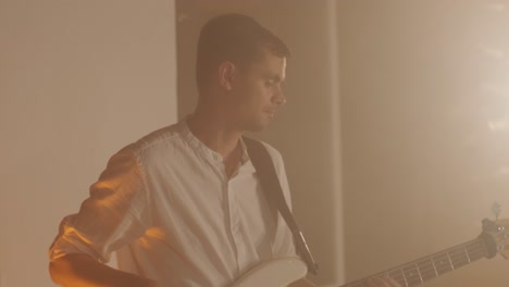 actuación en vivo de la banda con cantante, bajista, pianista, baterista y guitarrista