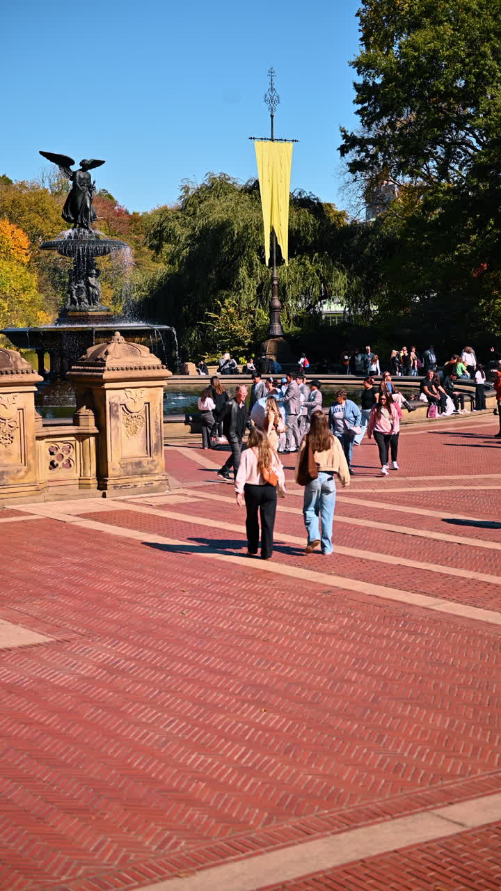 New York, USA, 2 agosto 2025: Bethesda Terrace e Fontana con turisti a Central Park. Ampia inquadratura della storica terrazza con persone che camminano vicino alla fontana in una soleggiata giornata autunnale