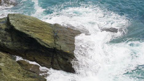olas rompiendo en las rocas