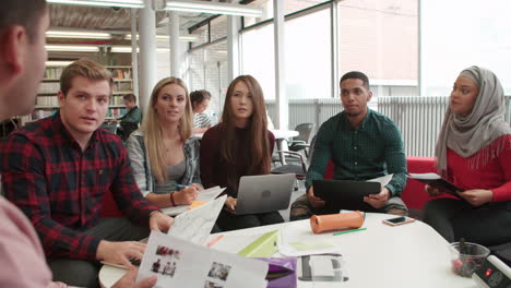 Gruppe-Von-Studenten-In-Der-Bibliothek,-Die-An-Einem-Projekt-Zusammenarbeiten