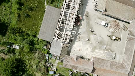 vuelo con un movimiento circular sobre un sitio de construcción de una casa sin terminar
