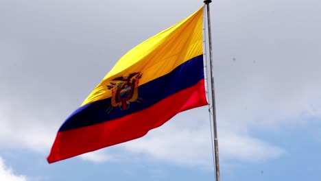 la bandera de ecuador ondea con piscina de acero contra el cielo azul nublado en la ciudad capital de quito del país 4k